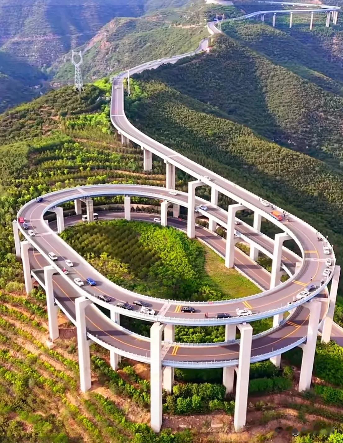 天龙山盘旋公路已经成为太原一道亮丽的风景线，犹如一条天龙盘旋在山间。最近天气明媚