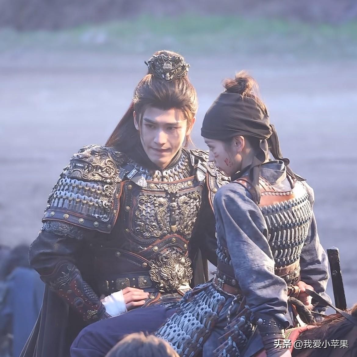 为什么张凌赫跟田曦薇在《逐玉》里面爱得死去活来的，在戏外好像不熟的样子。
他俩在