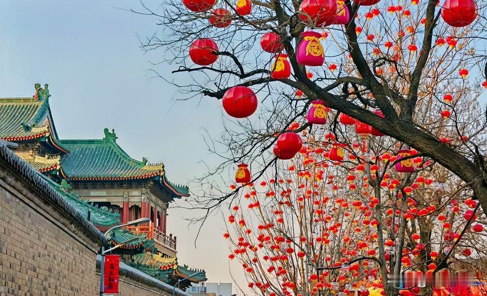 网上一段所谓“婚姻真相是什么”火了，

这样说的：他要亲你、摸你、贴你、每天盘你