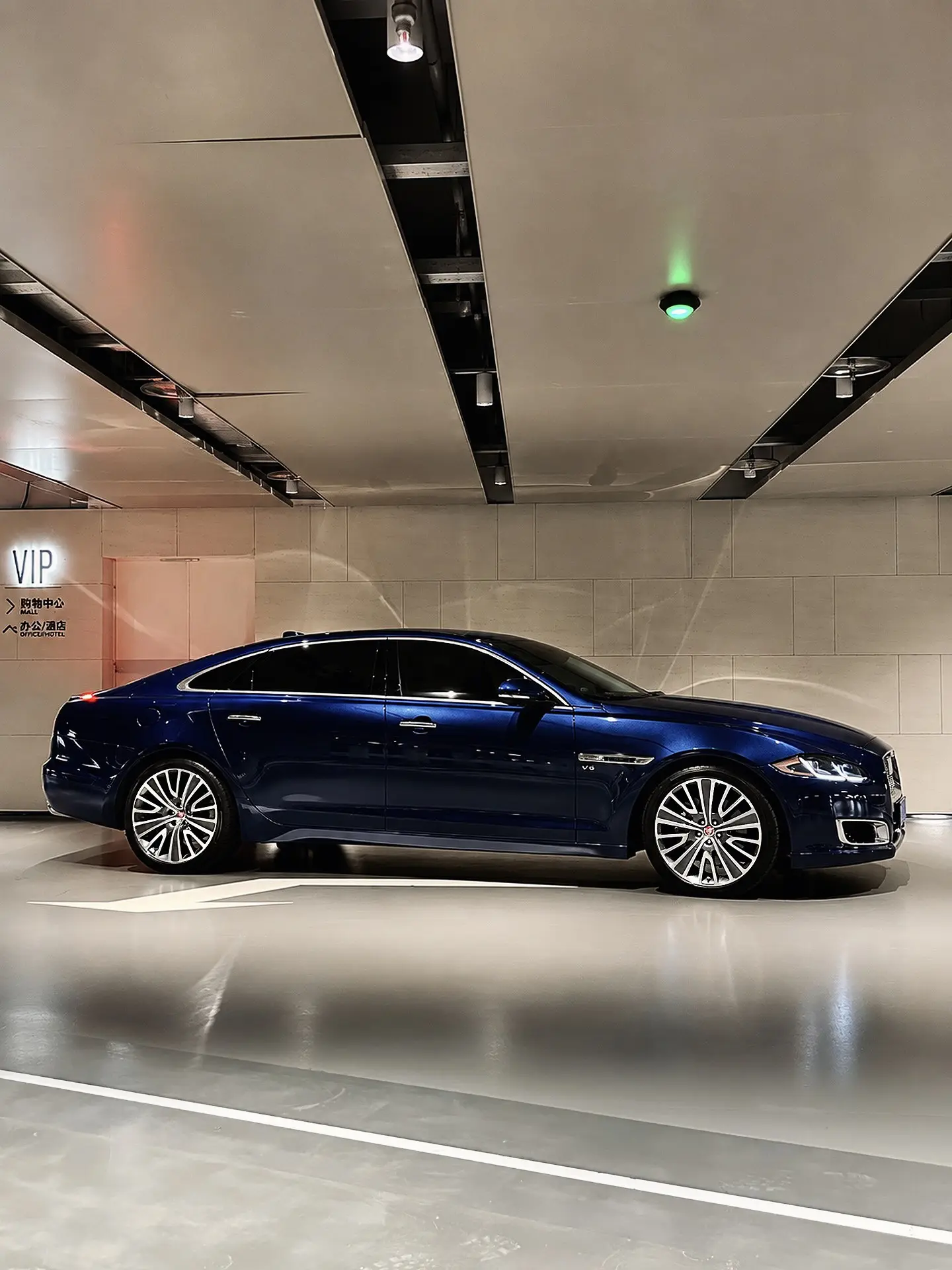 看一眼就心动的车，Jaguar XJ50。