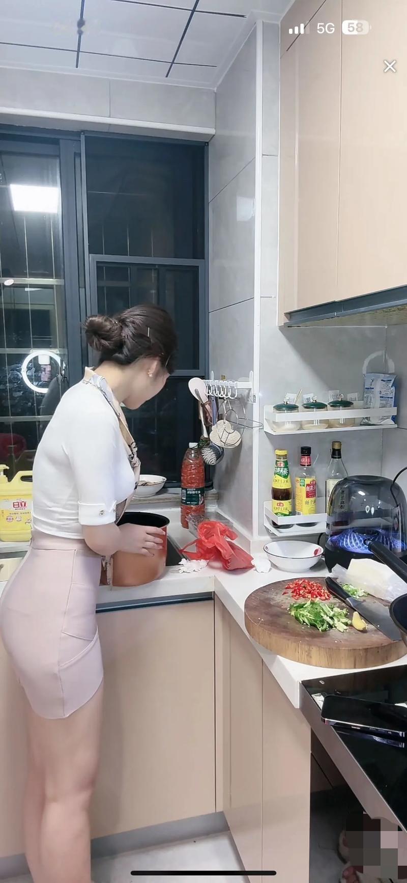 伺候洋人特别忙，
据说经常下厨房。
煎炒烹炸不喊累，
回国之后装女王。
人格分裂