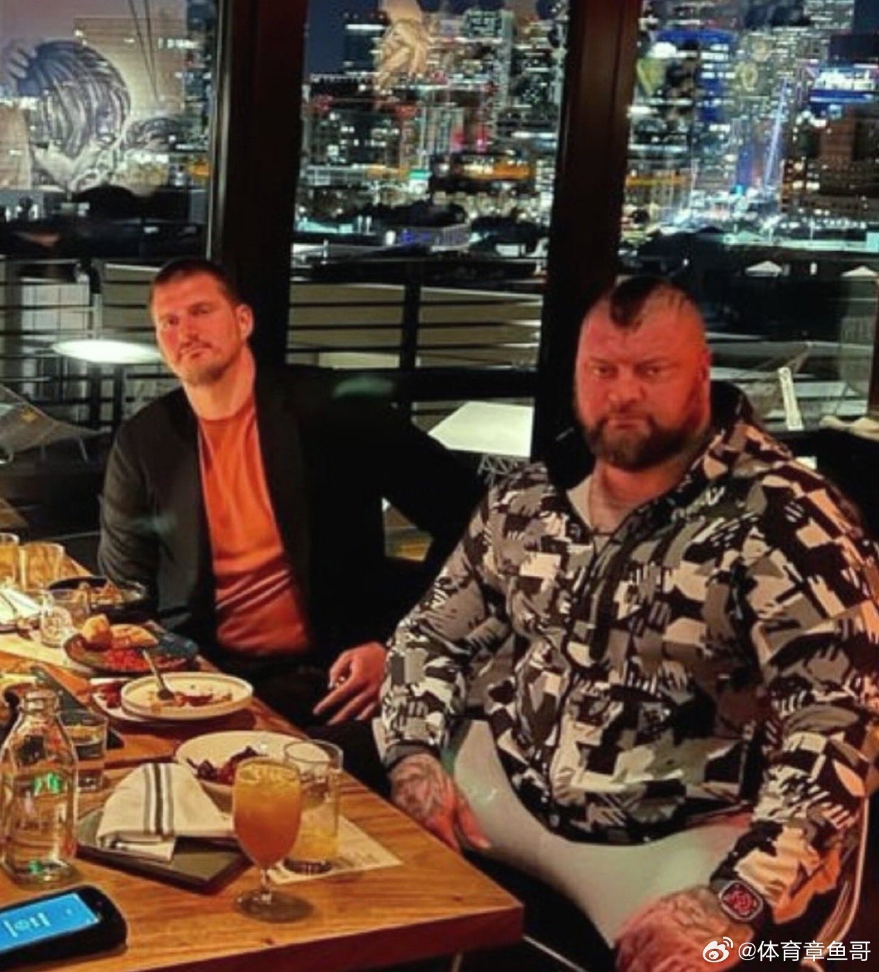 NBA 身高 7 英尺（约 2.13 米），体重 285 磅（约 129 公斤）