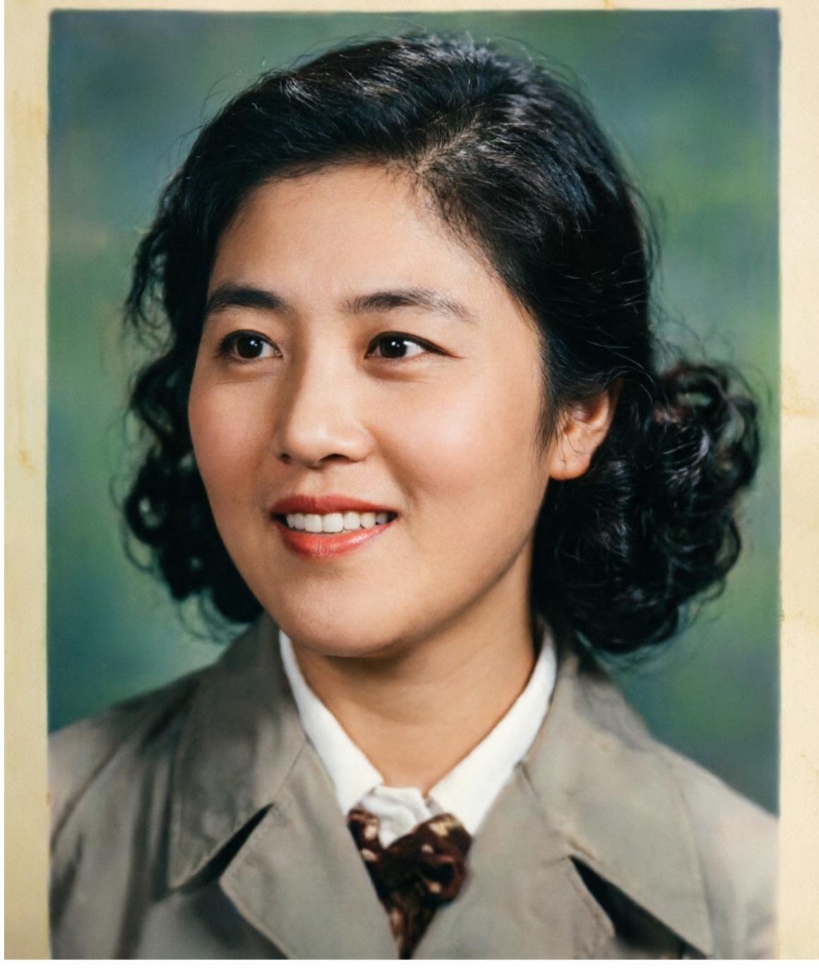 1949年，梁兴初夫人任桂兰罕见留影，她19岁，眉清目秀，气质不凡