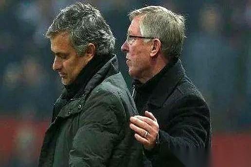 全世界都觉得那支巴萨是神，没法踢。
所有人都跪着，只求少输当赢。
只有一个疯子，