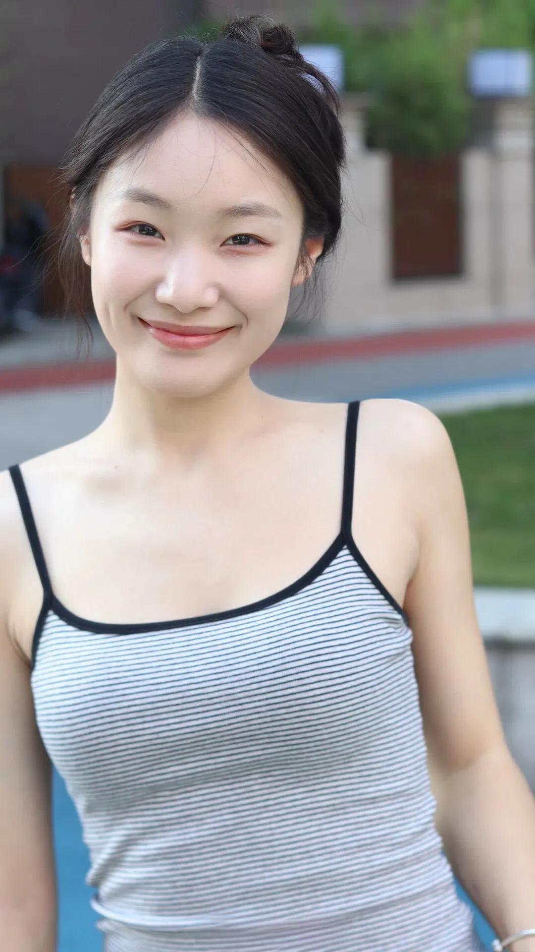 夏日清新穿搭，条纹背心搭配自然微笑，元气满满的一天！🌞👗😊简约吊带穿搭 吊