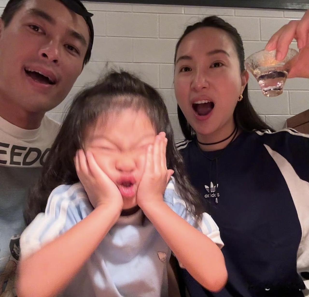 杨佑宁一看就是位细心奶爸，和老婆阿梅亲力亲为带孩子，家庭氛围轻松欢乐。不过家中有