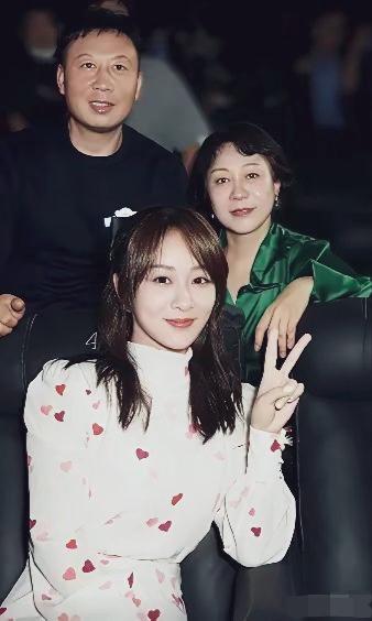 杨紫与爸爸妈妈，爸爸妈妈慈眉善目，杨紫完美继承了父母的好基因！