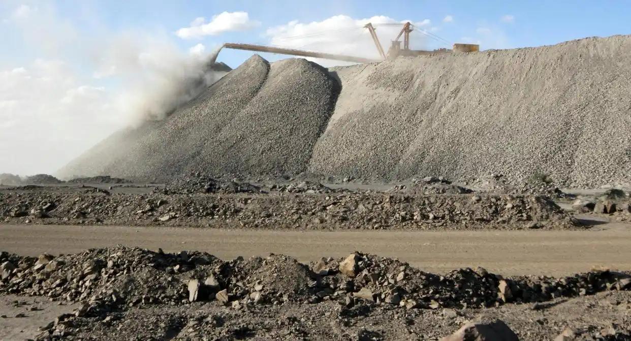 中国加强稀土出口管制后，部分中企为了利益联合货代、报关等环节，将稀土伪装经东南亚