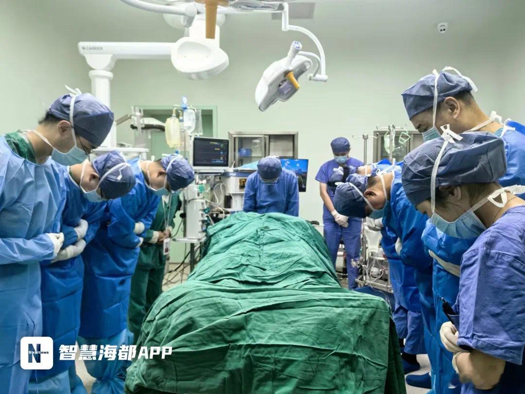 #福建一男子脑出血去世家属忍痛捐献器官#48岁的大海是一名司机。10月12日清晨