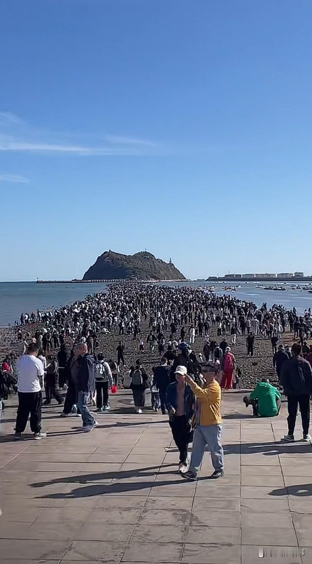 锦州著名景点笔架山风景区今天彻底被攻破了，上万人是吹牛，几千人应该是有了，好在景