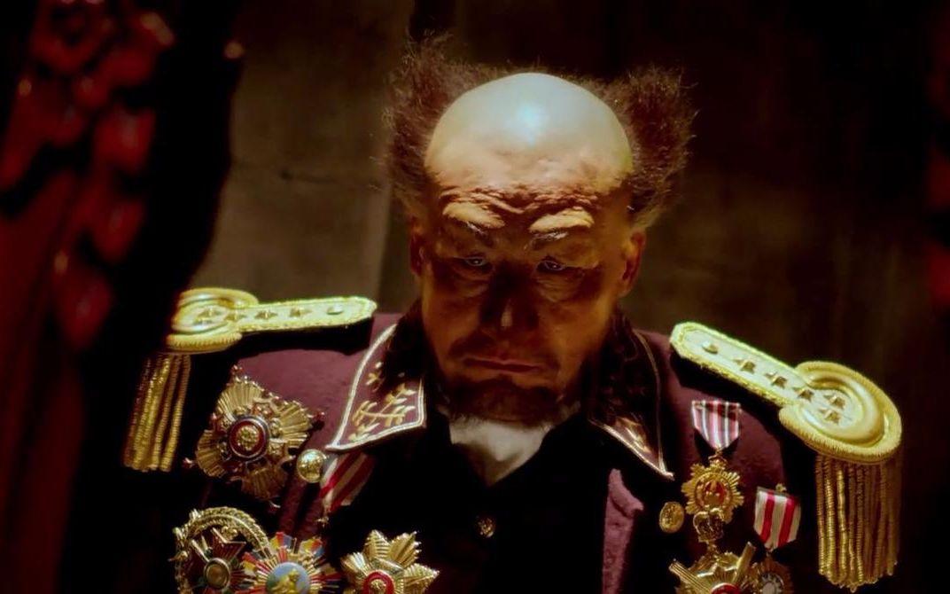 座山雕还真有点让人意外！
这杀人不眨眼的悍匪，居然还是杀日本鬼子的好手，皇军大佐