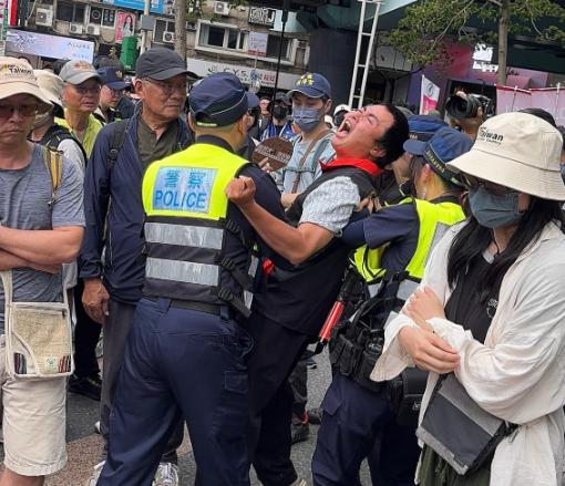 7800亿新台币买了个寂寞！“护身符”秒变废纸，台北凯道“青鸟”彻底破防，当场崩