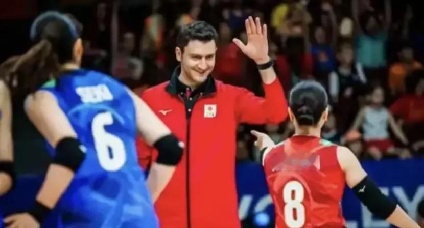 日本女排能把拥有巴尔加斯在内的土耳其里拉女排打的爬下哭泣站不起来，试问，中国女排