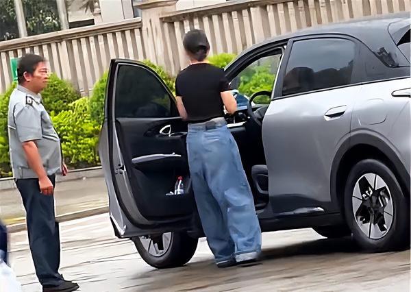 看一下福建三明市永安发生女子脚踢保安后，保安反手扇女子耳光致女子耳膜穿孔是咋回事