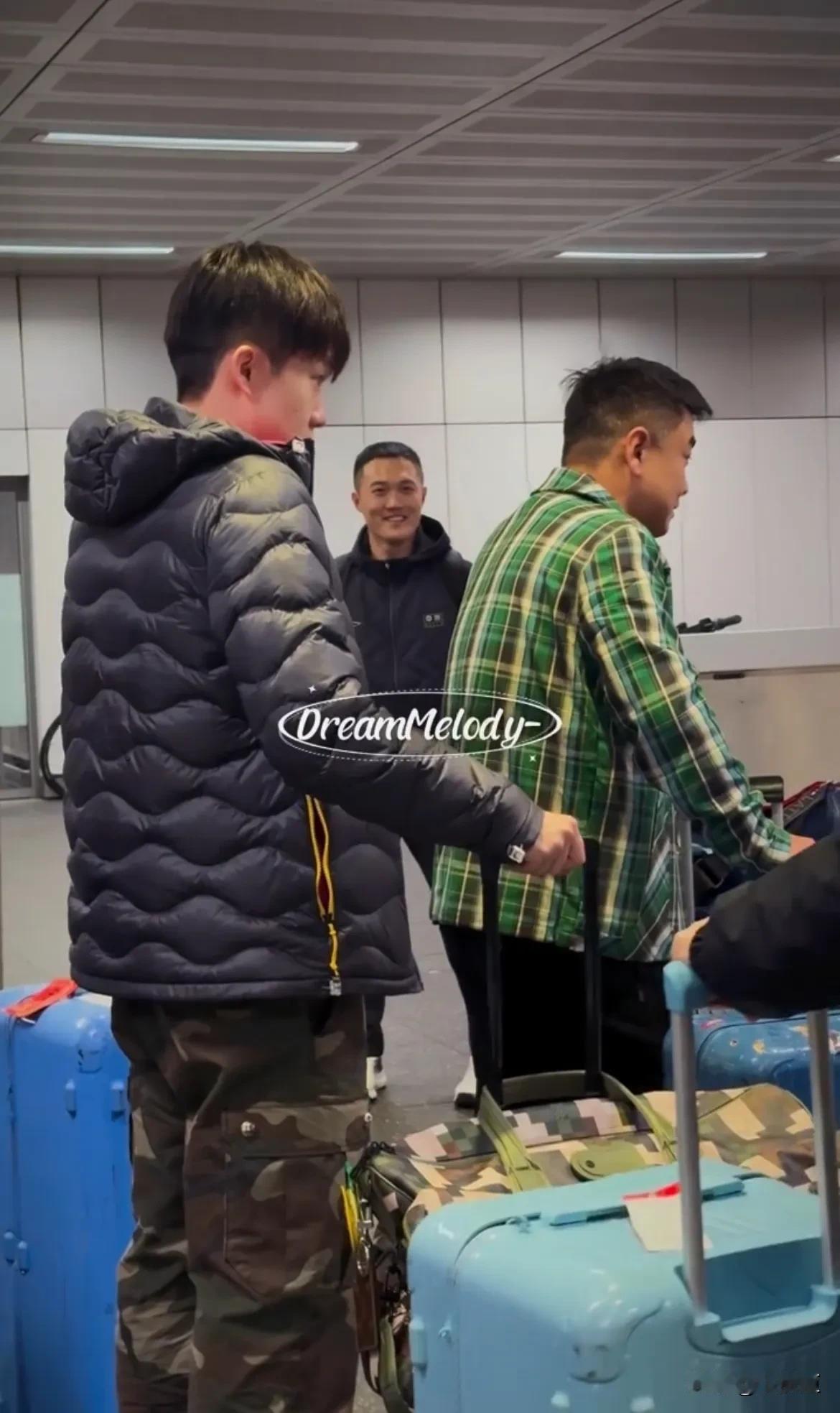 王楚钦到达法兰克福
wtt比赛前十有专车接送
王皓指导带队也是蹭到了
笑得好开心