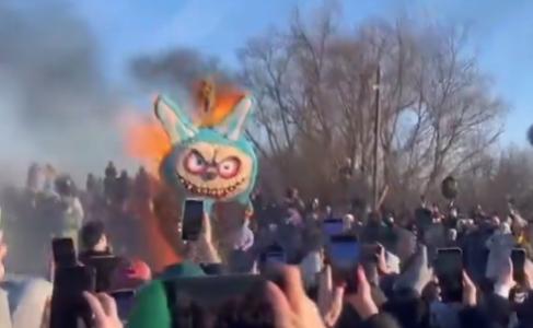 【在俄罗斯，谢肉节期间焚烧了一个巨大的拉布巴雕像。 组织者称之为“净化仪式和战胜