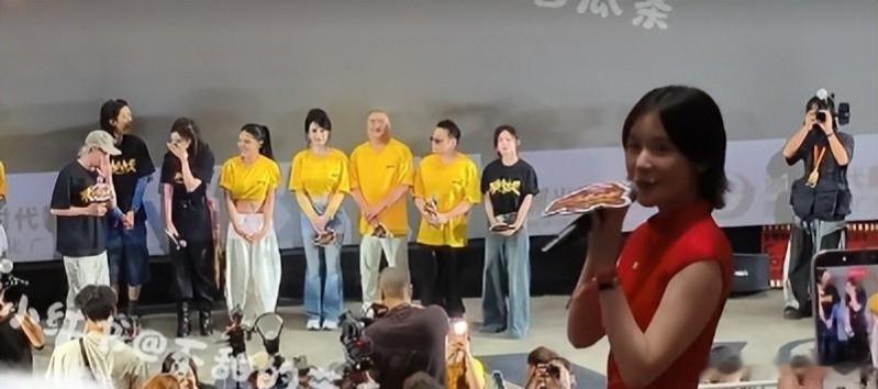 徐娇突然现身《功夫女足》路演活动，观众还没等到预告片播放，徐娇就自己走上台去。 