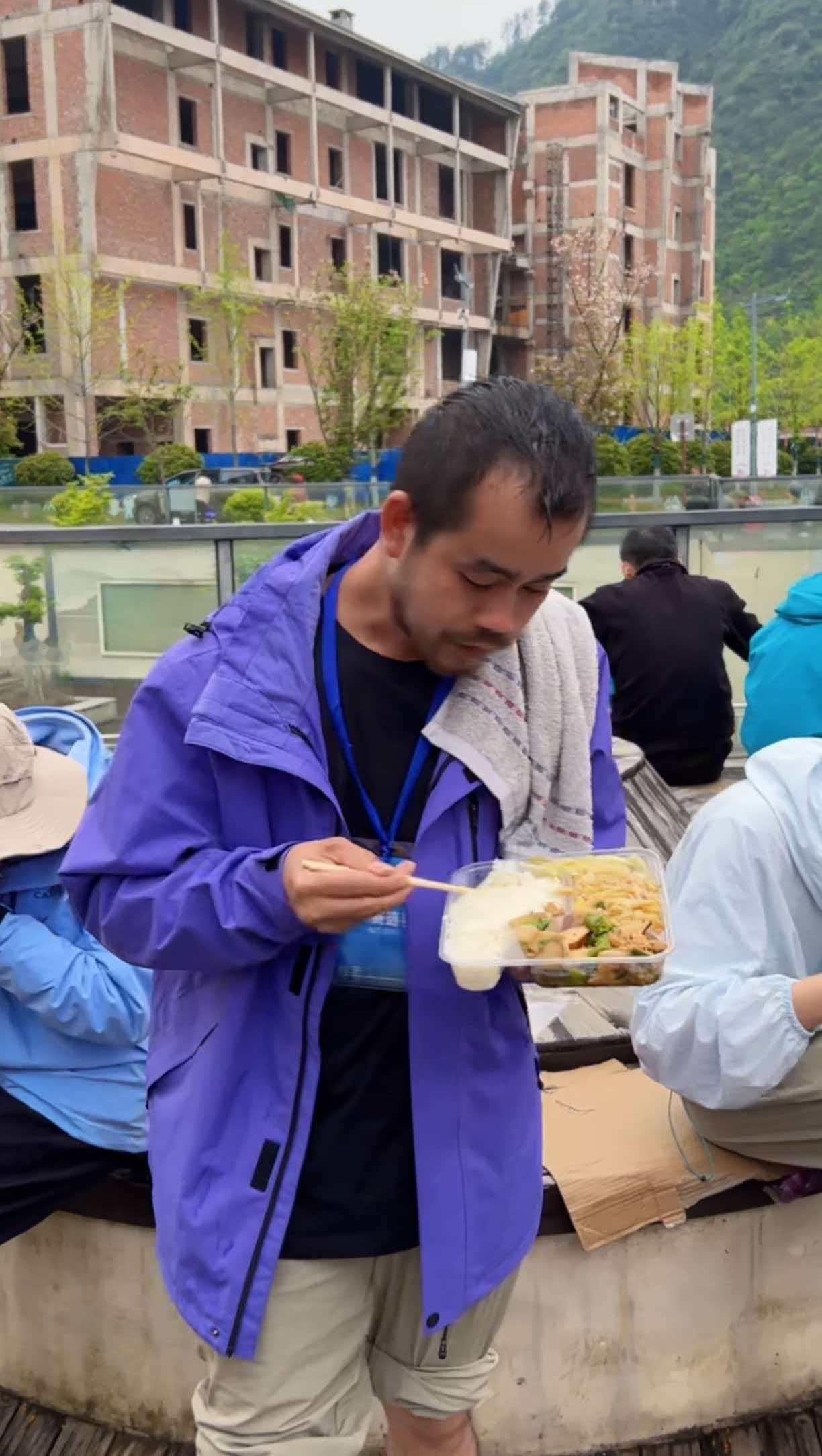 荒野七星山骆驼杯正赛第一天结束，参赛选手自行解决晚饭，这样的一盒盒饭30元，你觉