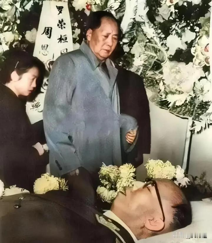 1963年，毛主席望着罗荣桓元帅的遗体，悲痛欲绝，心如刀绞，泪流满面，留影！
