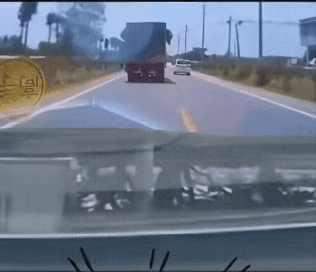 肯定是小车压速，大货只能借道超车，而大货超到一半时，小车提速，就是不让大货并道过