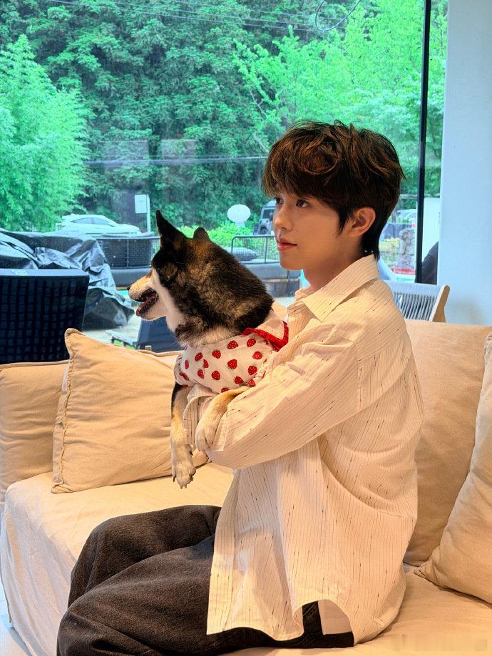 赵小童卡点祝李昊生日快乐 赵小童也在看李昊直播零点准时蹲守直播间送上生日祝福，赵
