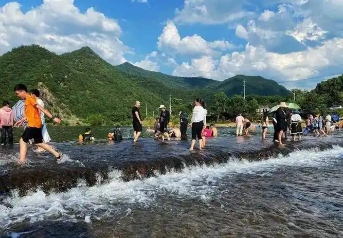 一号文件：乡村不再只种粮，要变成城里人爱去的地方
 
2026年中央一号文件明确