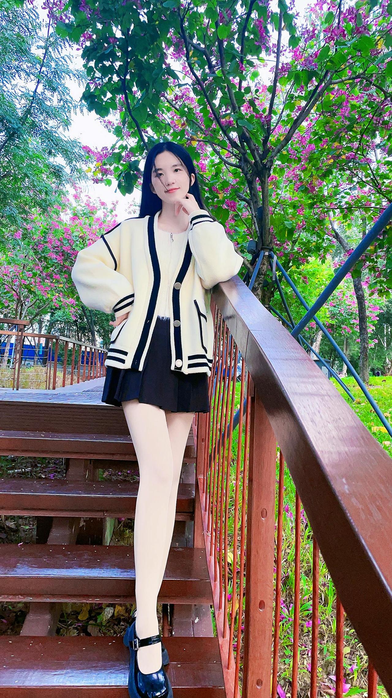 每一次想要放弃的时候，想想为什么开始；初心不改，才能所向披靡。
美女 今日穿搭 