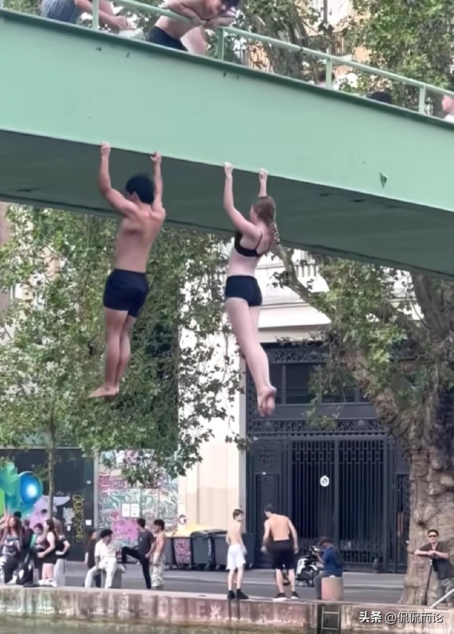 小姑娘的体力超过大都数男人了，在巴黎的圣马丁天气很热，一对青年男女比起了引力向上