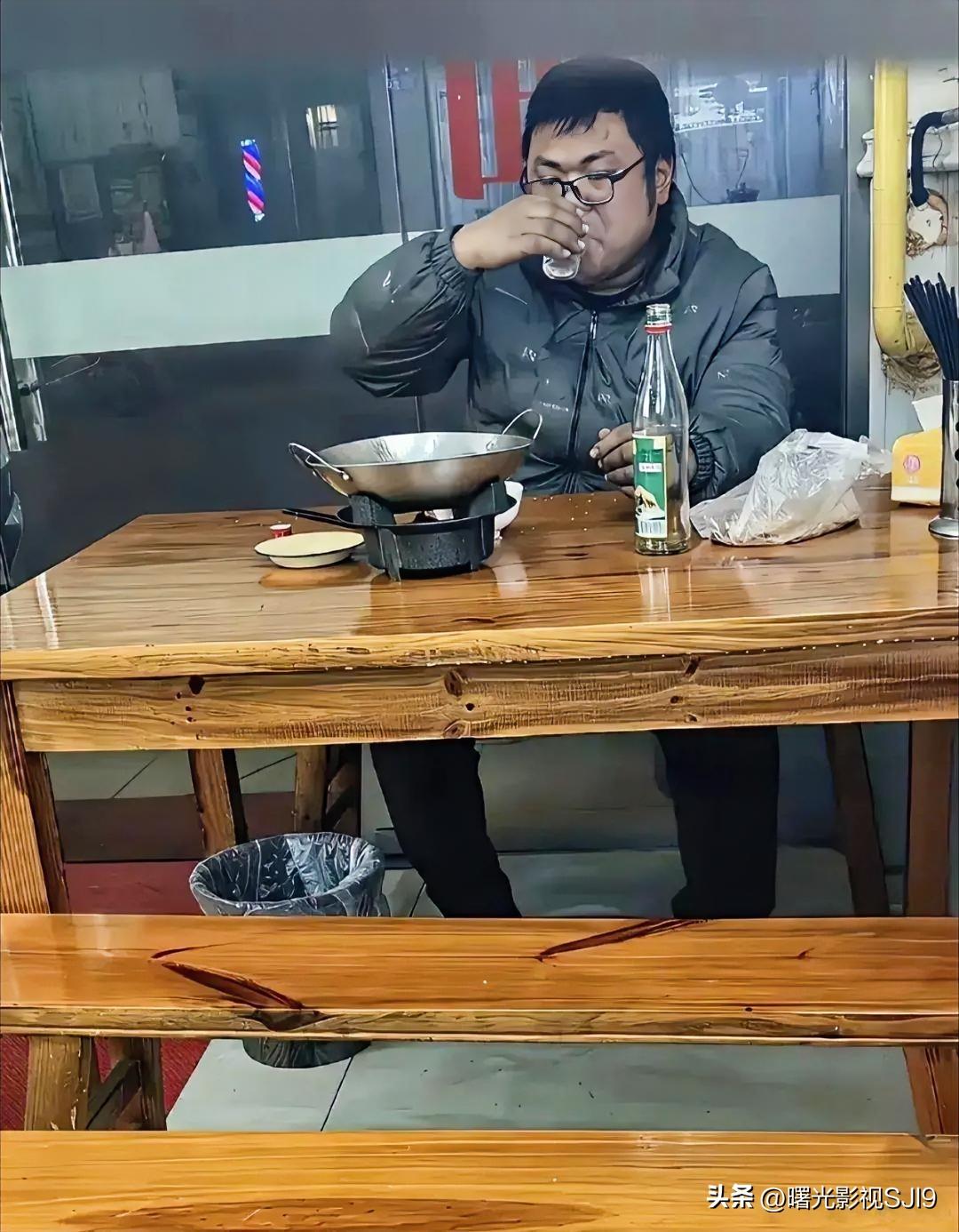 深夜的小饭馆，大半张桌子都空着。
 
他面前只有一口小锅，一瓶酒。
 
没有推杯