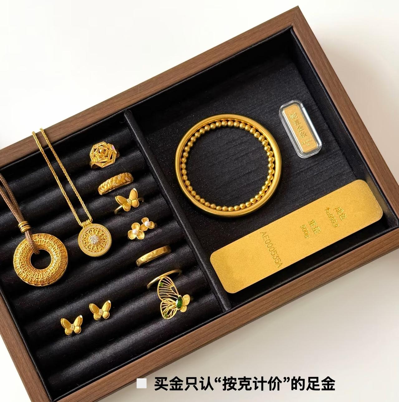 天‼️金价飙到1400了。
已经脱离普通老百姓消费的范畴[黑线]
特别是结婚要买