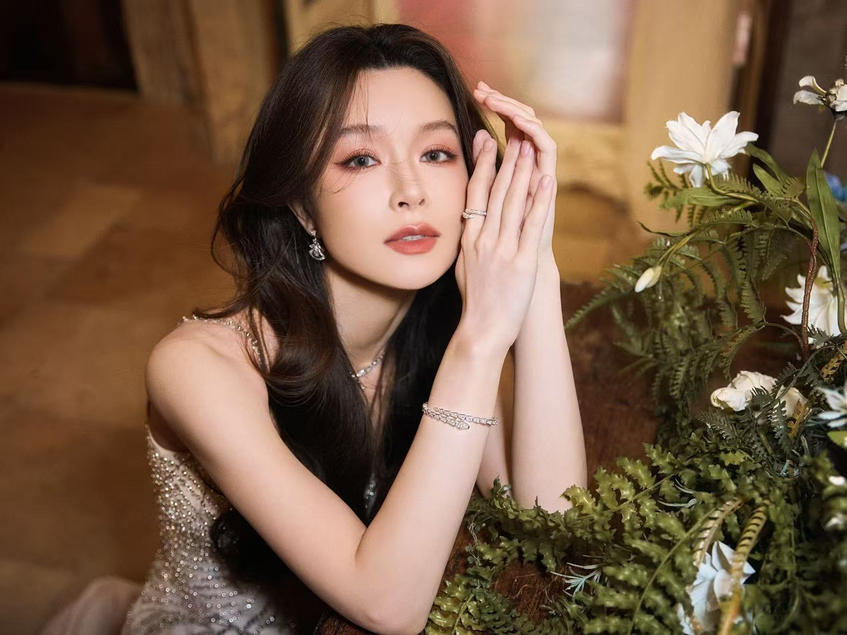 文咏珊亮片抹胸裙亮相中国电影120周年活力之夜 ，亮片白色抹胸裙气质满满。 