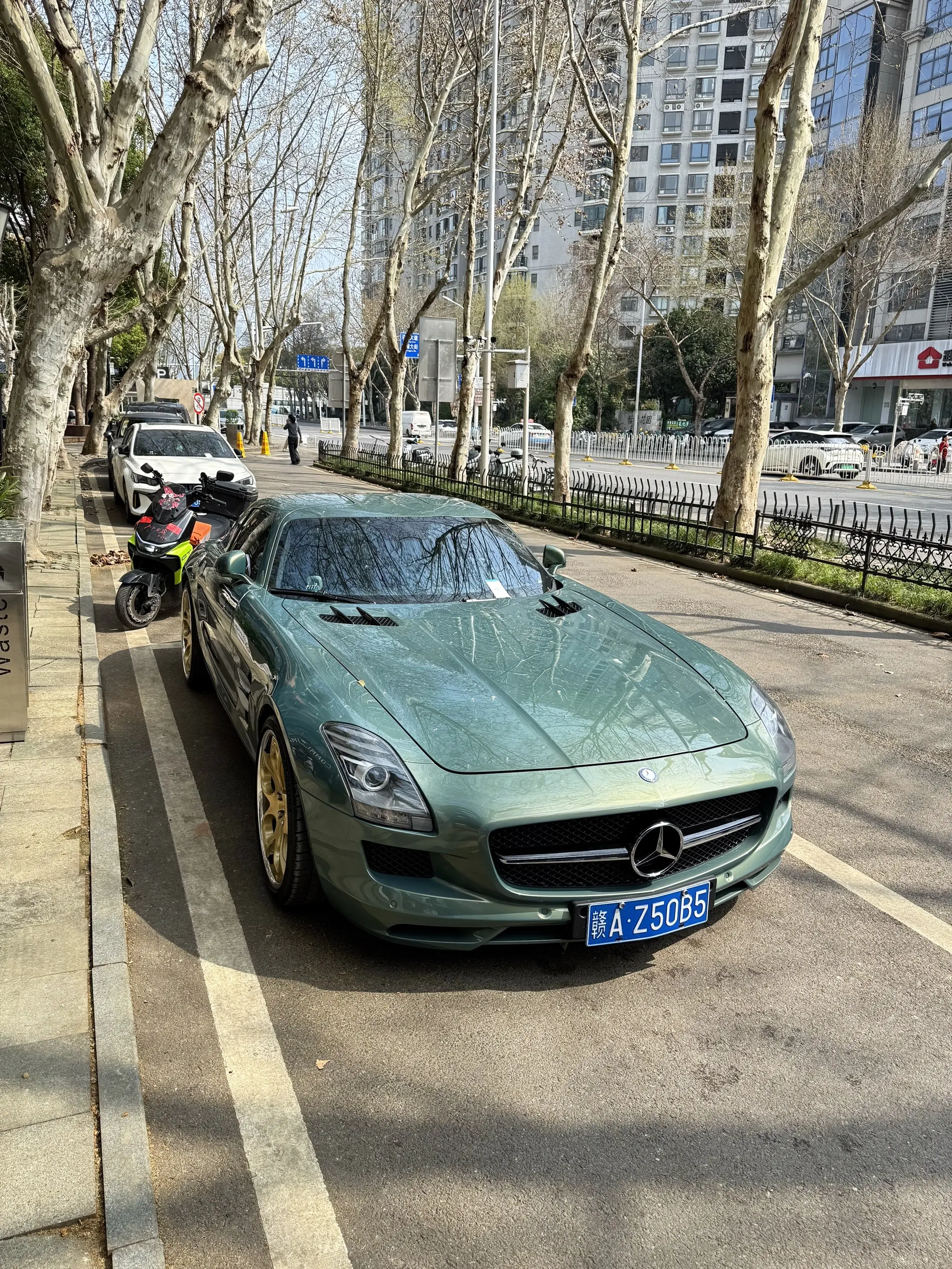 南昌大佬的奔驰SLS绿色加金色轮毂完美