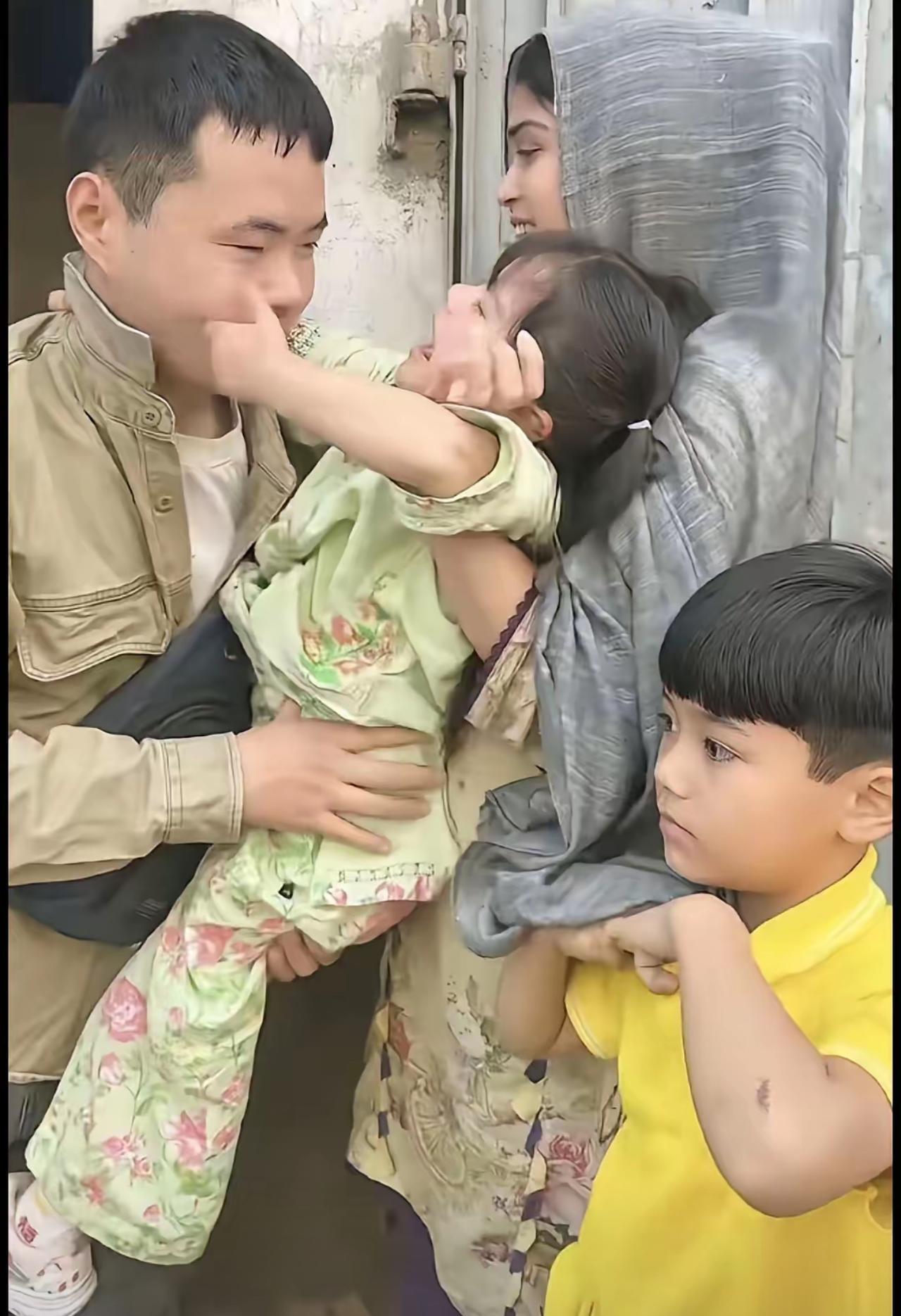 全网破防！中巴跨国父女离别瞬间，男人忍痛推翻私心：一家人一个都不能少

一位中国