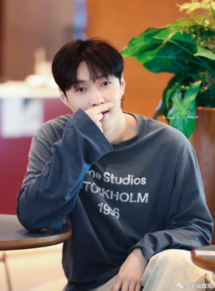 【谁能驾驭顺产头造型？】顺产头造型是对骨相、五官和颅顶条件的考验，他们的造型越素