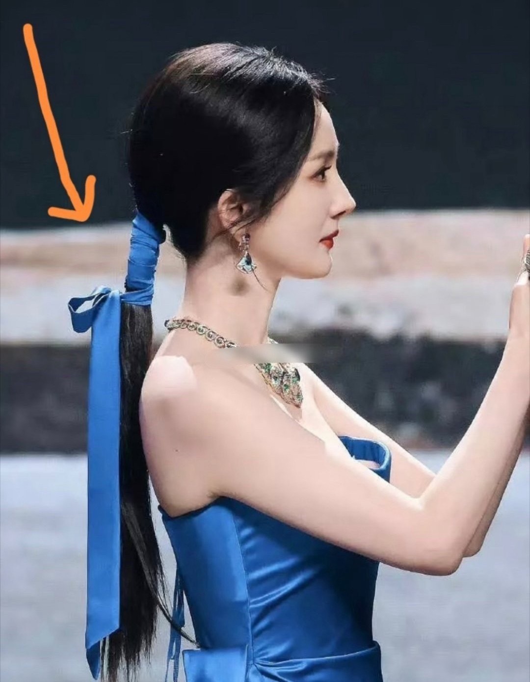 杨幂这种马尾是怎么扎的啊？太显头型了吧！ ​​​