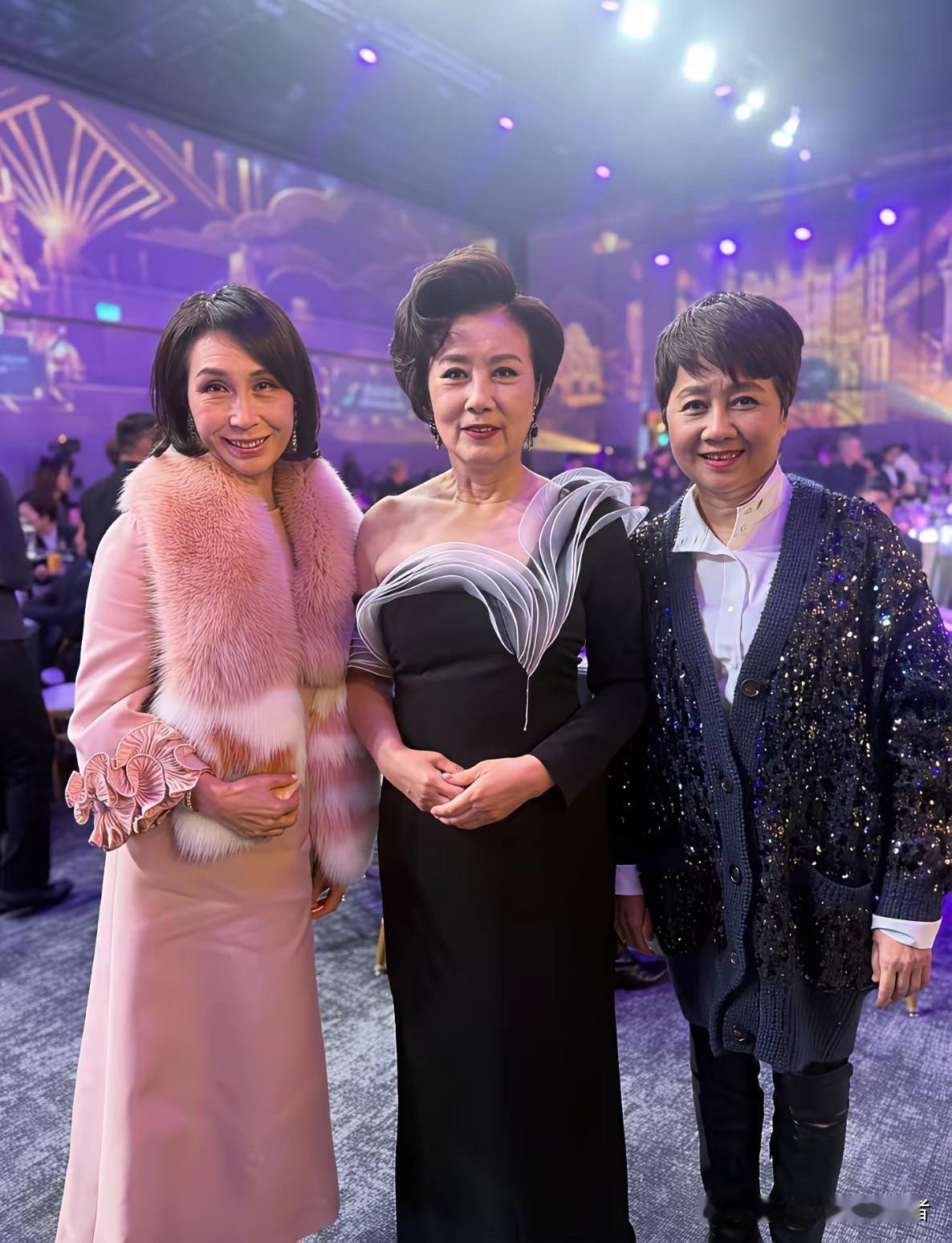 果然梁安琪是找到了真爱，何鸿燊去世以后她就变得老气，不刻意打扮。
梁安琪、何超