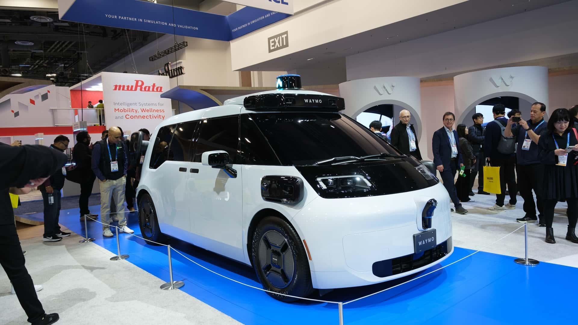 在这台车已经公开跑了一年多以后，Waymo 终于在 CES 上正式发布了它。Wa