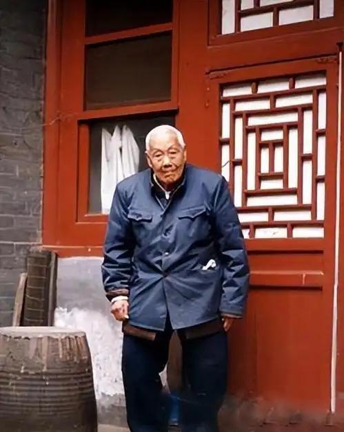 晚清时期，婉容把太监孙耀庭叫进闺房，命令他伺候自己冲澡，谁知，当她解开衣衫，孙耀