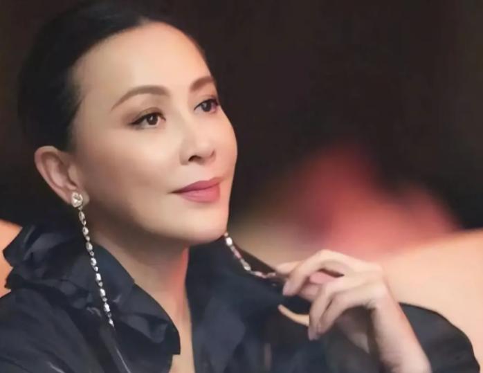 全香港都知道谁绑架了刘嘉玲，可没人敢提名字抓他这帮人。

说白了，当年这场轰动全
