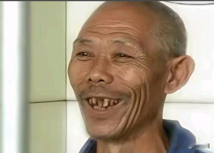 一个六十岁的老汉，杀了全村唯一不嫌弃他的人：那个常给他送吃送喝的远房侄媳妇。事后