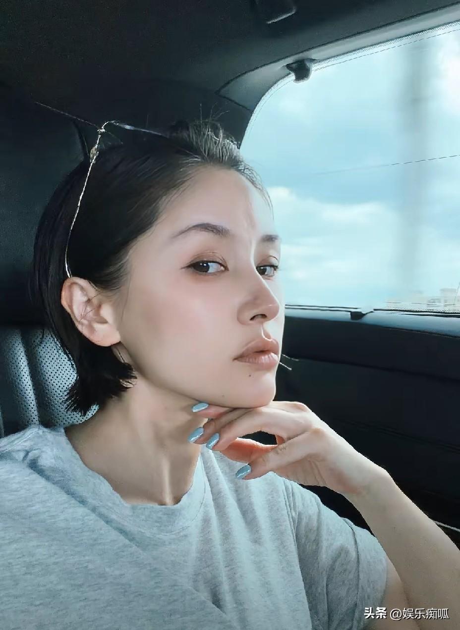 39岁王子文又剪短发，自称“不是赶时髦是脸只认短发”，这姐是真有主见。 
记得她