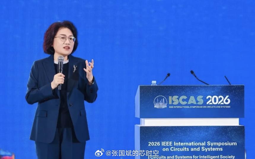 华为何庭波再更新韬定律论文：一颗本最容易被“热”困住的堆叠芯片，为什么反倒能够做