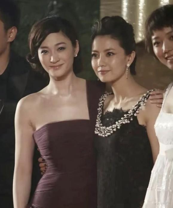 高圆圆与李小冉同框：李小冉肌肤胜雪，娇柔腰柳，雅洁如玉，清眸流盼，朱颜熙曜，这仙