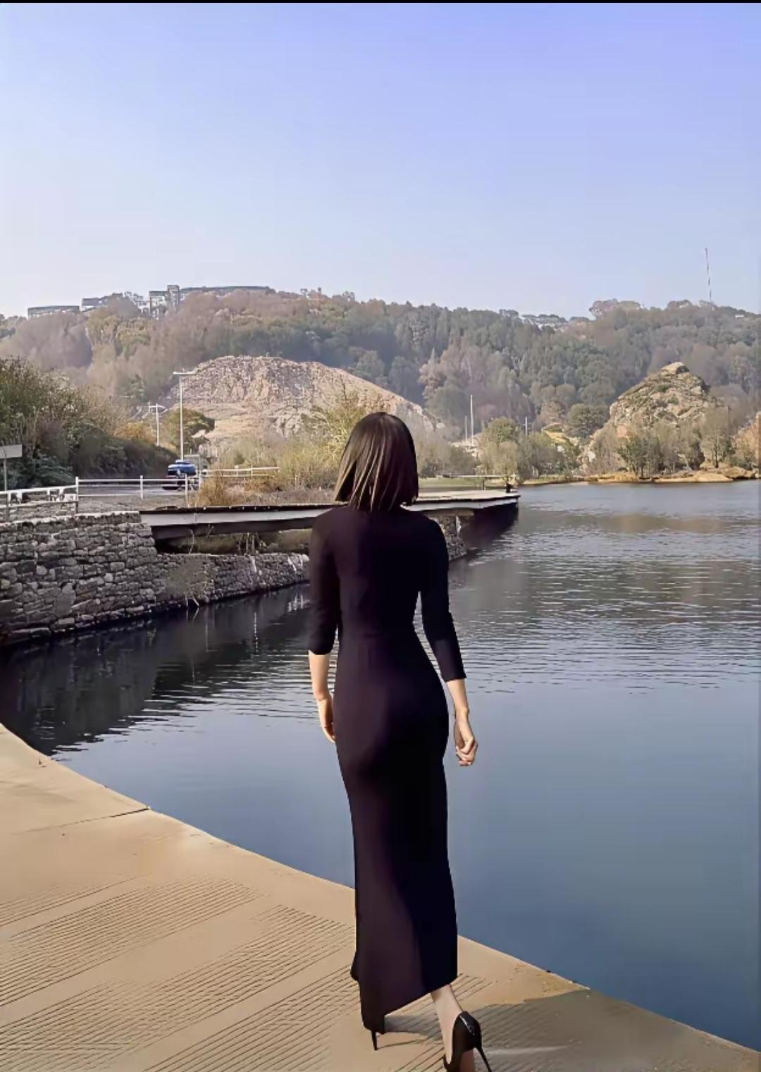 你在岸边看风景，
看风景人在看你，
此时此景皆美好，
世间万物均和谐！