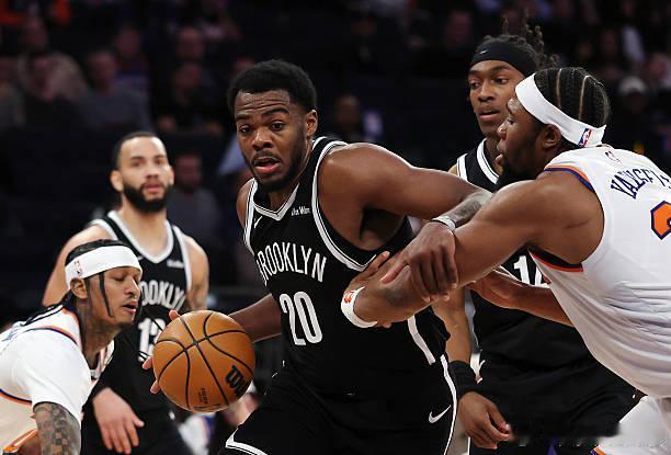 Brett Siegel：湖人有意篮网的海史密斯和内线达伦-夏普。 