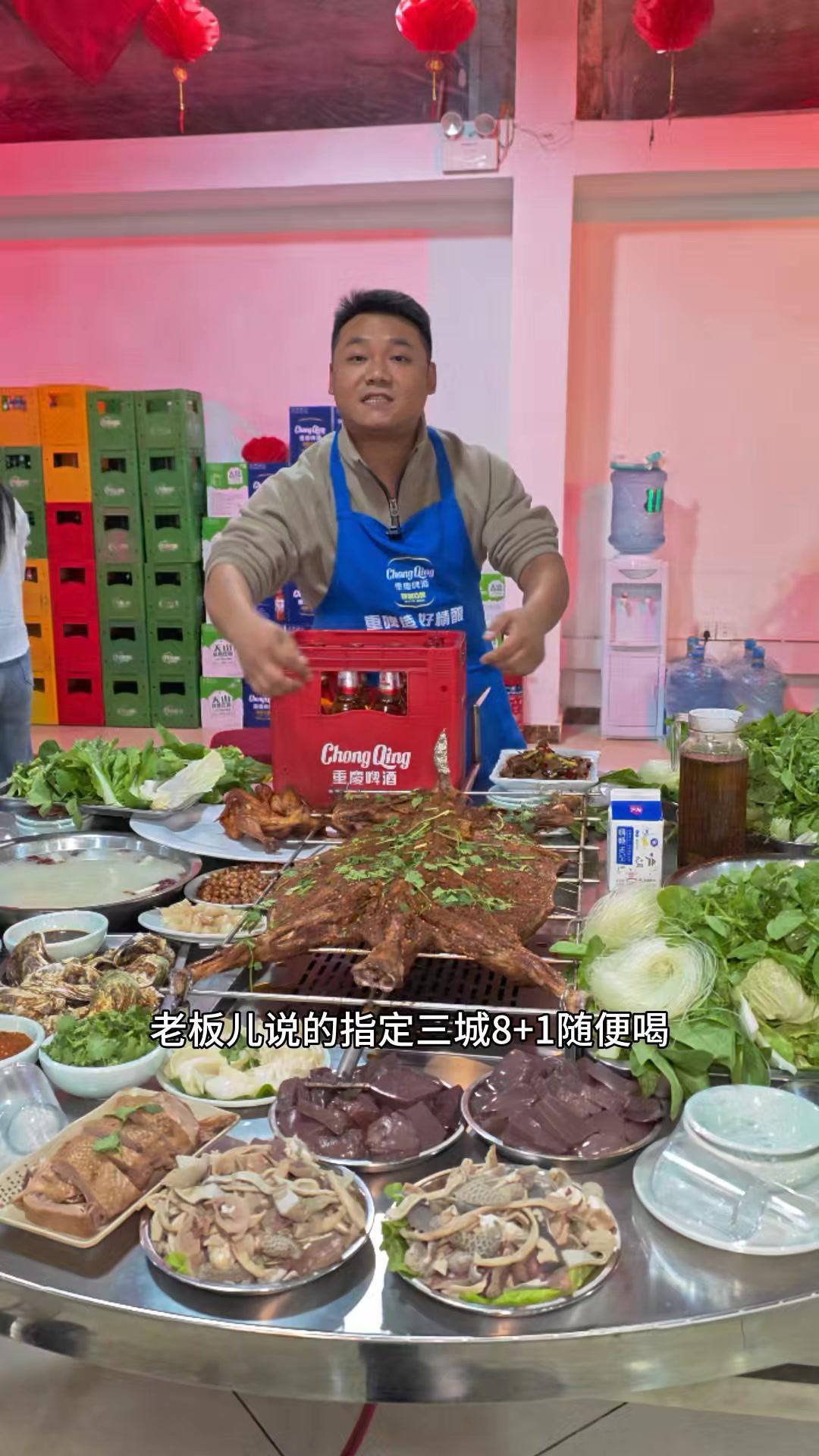 重庆598烤全羊随便喝啤酒！🐑白居寺大桥下新开烤全羊，598元一口价，这性价比