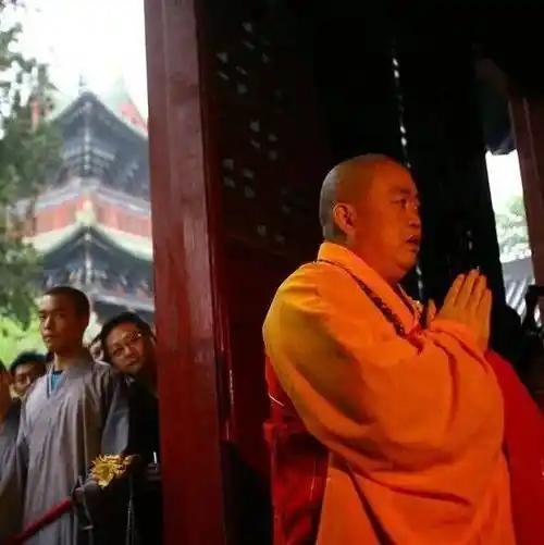 昔日少林方丈释永信（刘应成），今儿一审判了——24年牢，350万罚金！佛门袈裟挡