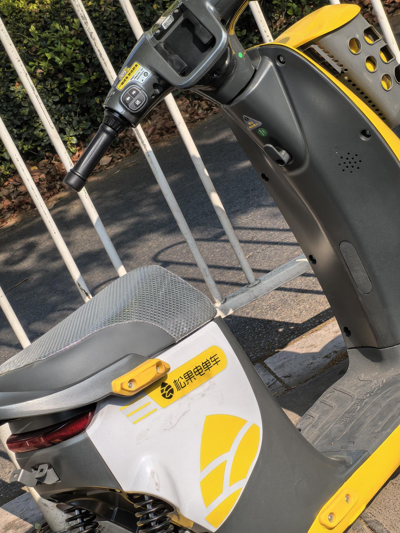 第一次看着这种叫松果出行的共享电单车，但是不能骑，车的外观挺好的。有没有昆明的友