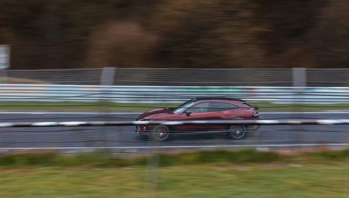 小米YU7 GT真的要来了
第一次在纽北无伪装跑圈，期待官方成绩公布
	
很明显