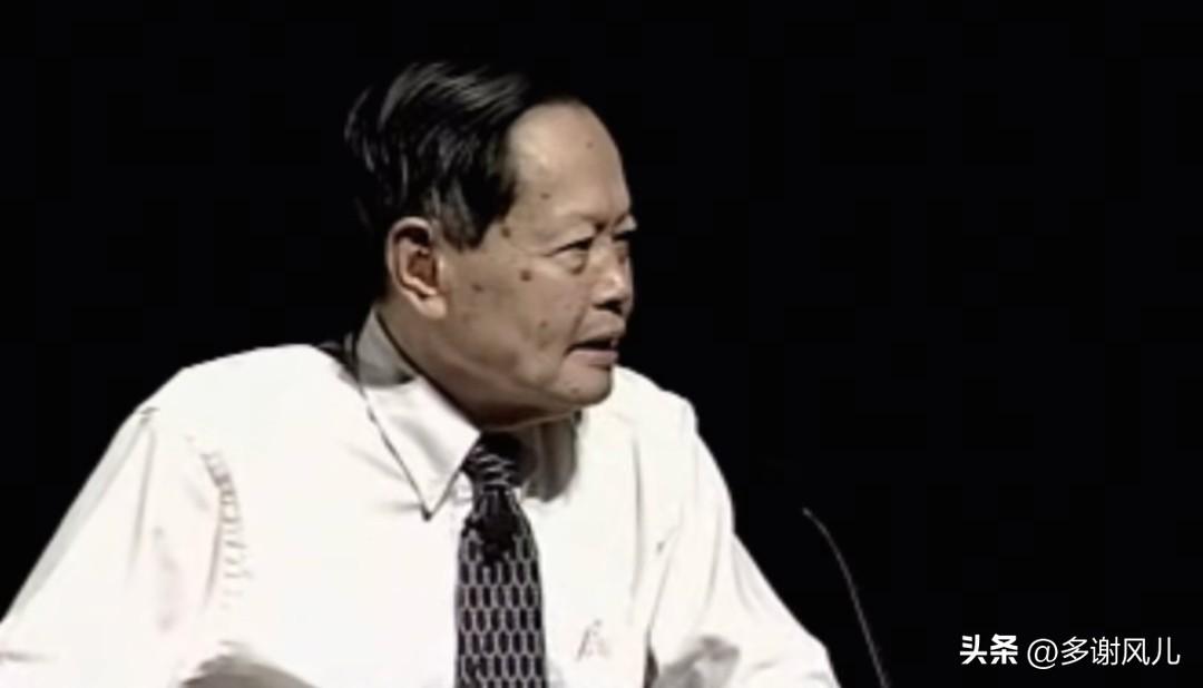 杨振宁先生在54岁时，曾在美国纽约做了一篇题为《人类历史上的一位巨人》的讲话。先